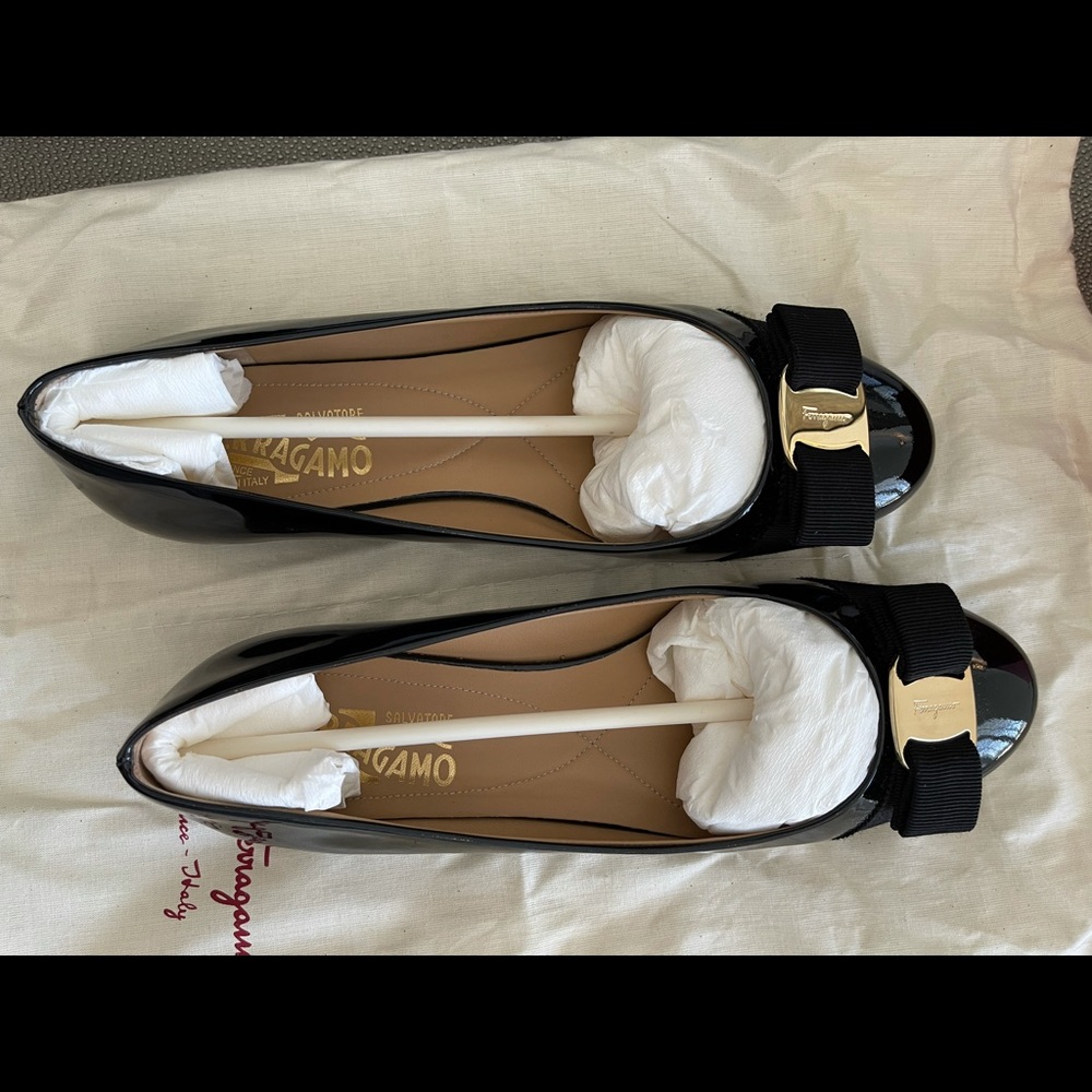 Salvatore Ferragamo Patent Bow Ballet Flats, Nero